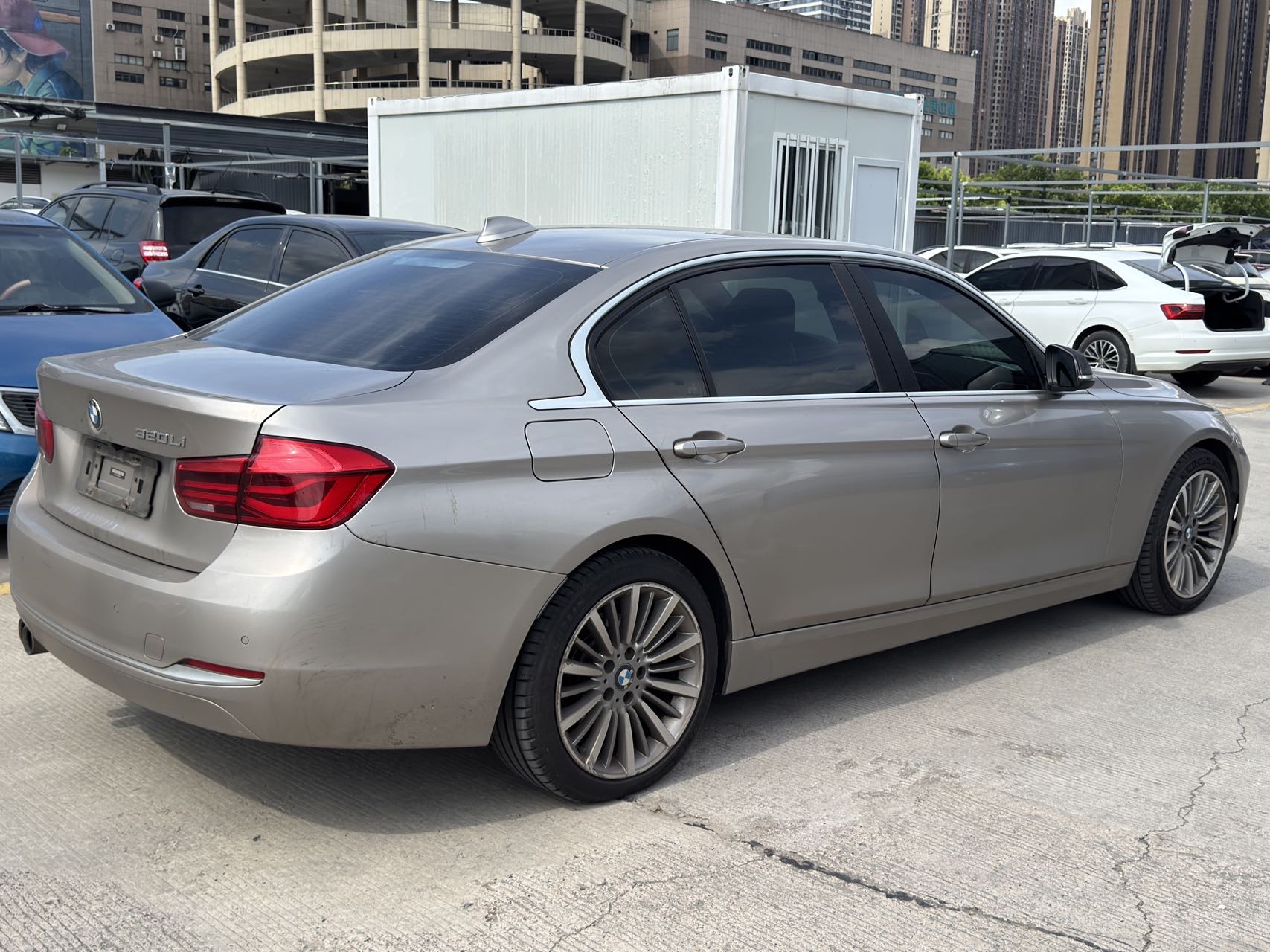 BMW 3 Series 2018 car image #9