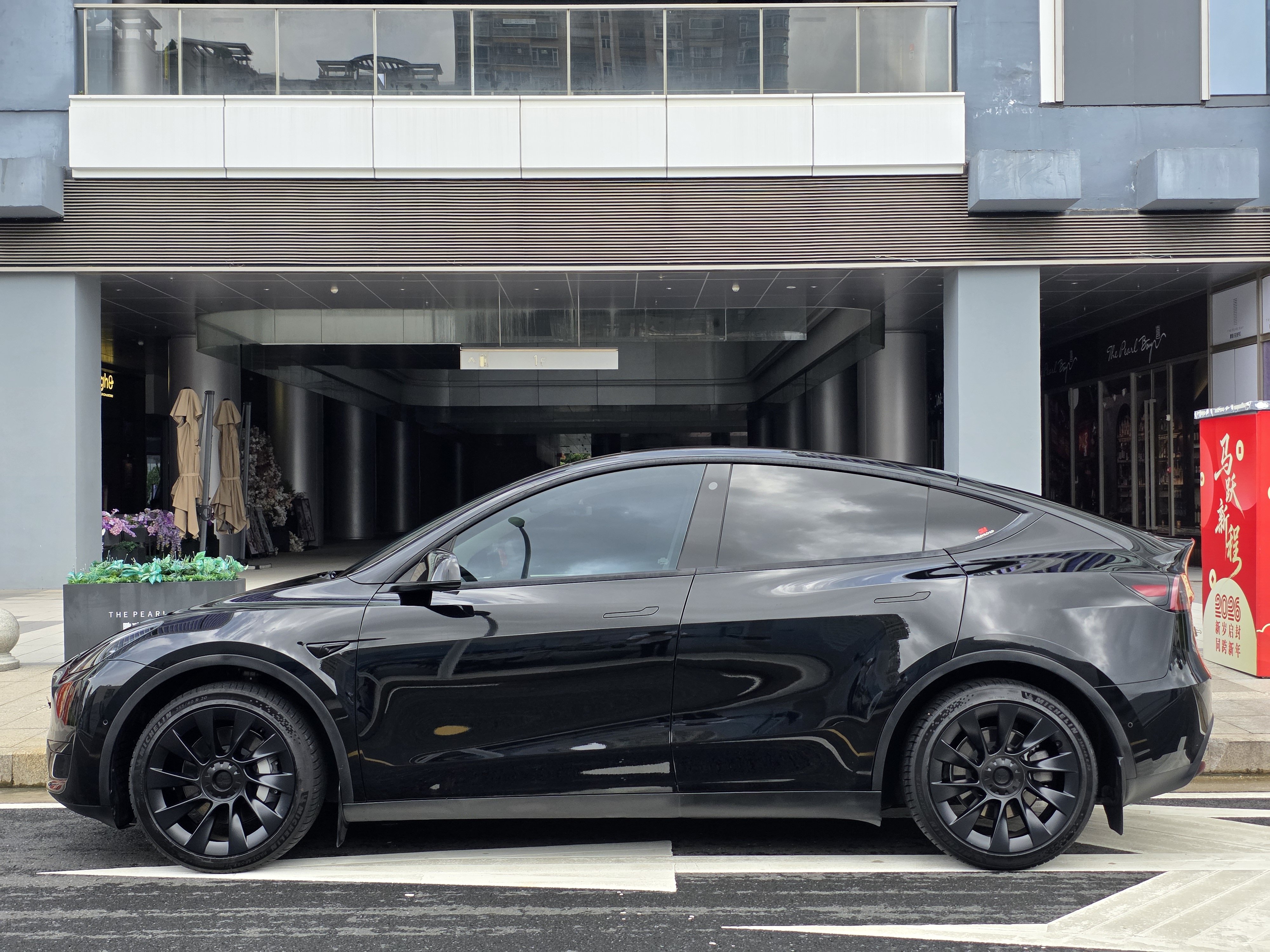 Tesla Model Y 2023 #5 Tesla Model Y 2023 car image #5