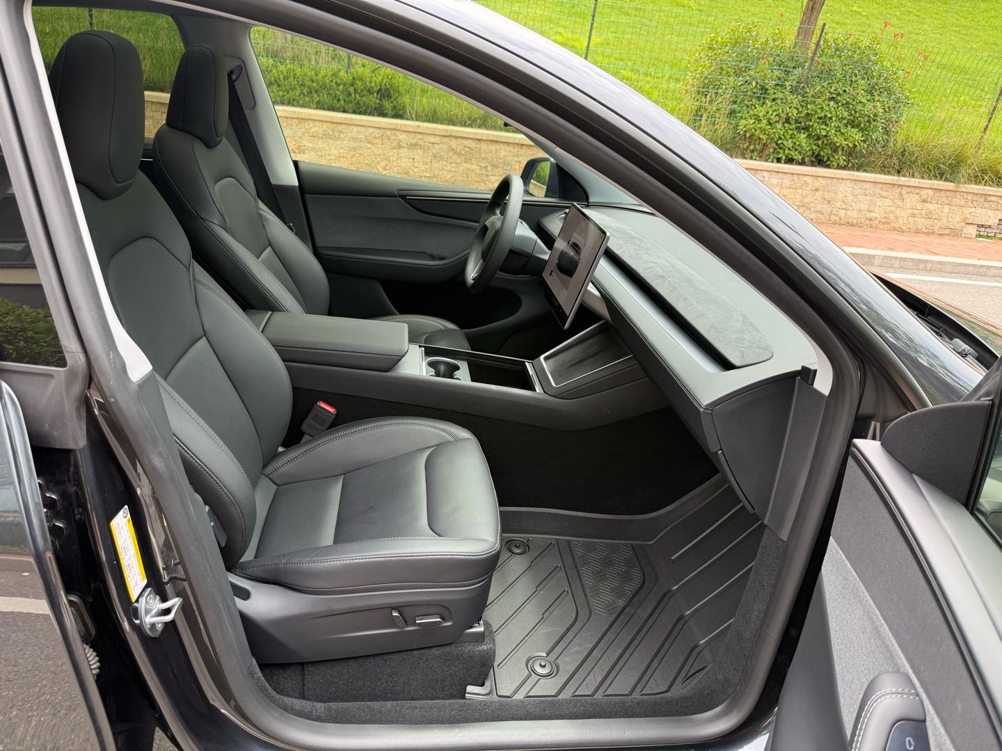 Tesla Model Y 2025 car image #10