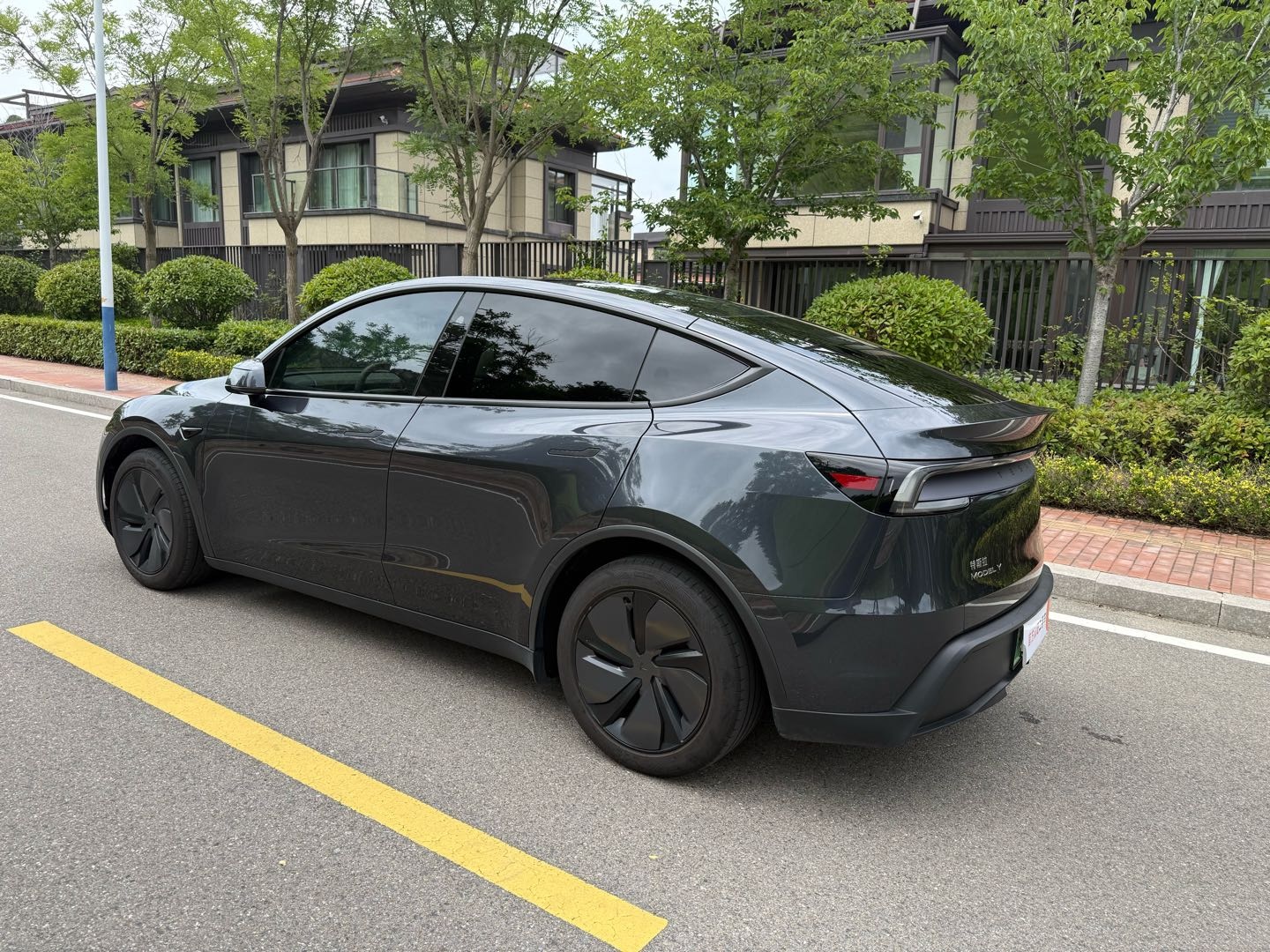 Tesla Model Y 2025 car image #6