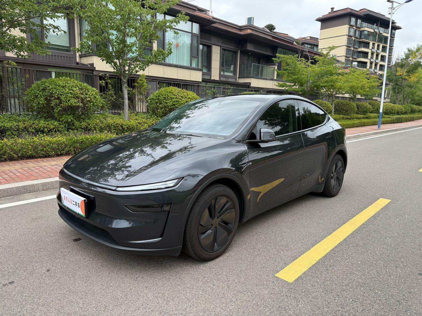 Tesla Model Y 2025 car image #2