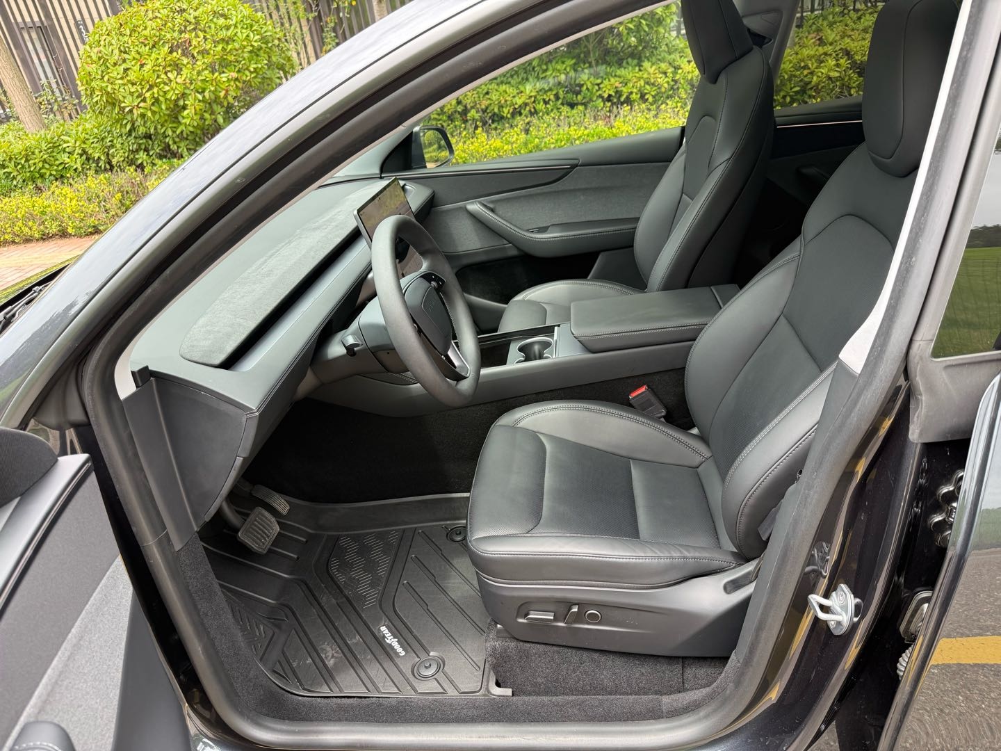 Tesla Model Y 2025 car image #9