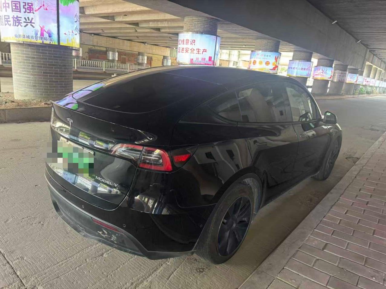Tesla Model Y 2023 car image #8