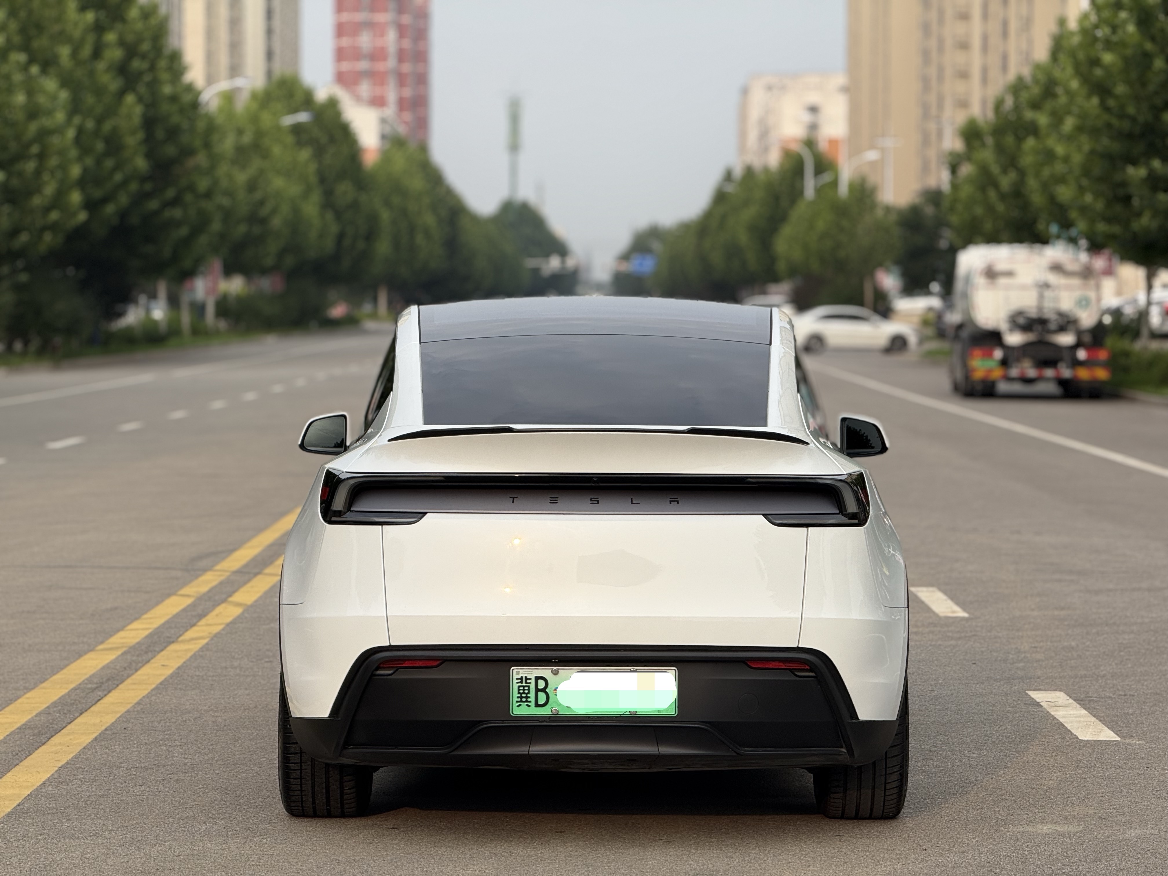 Tesla Model Y 2025 #10 Tesla Model Y 2025 car image #10