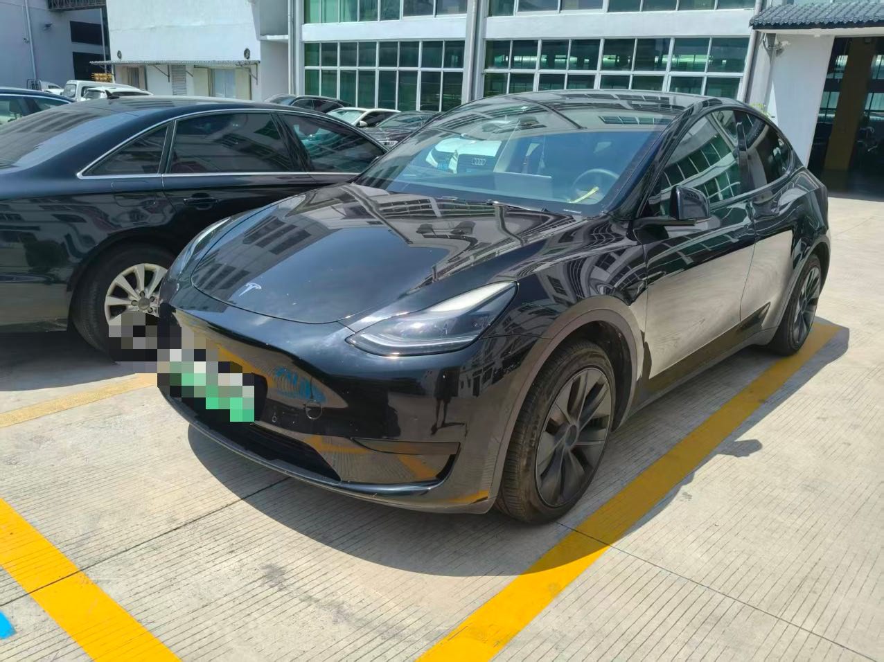 Tesla Model Y 2023 car image #2