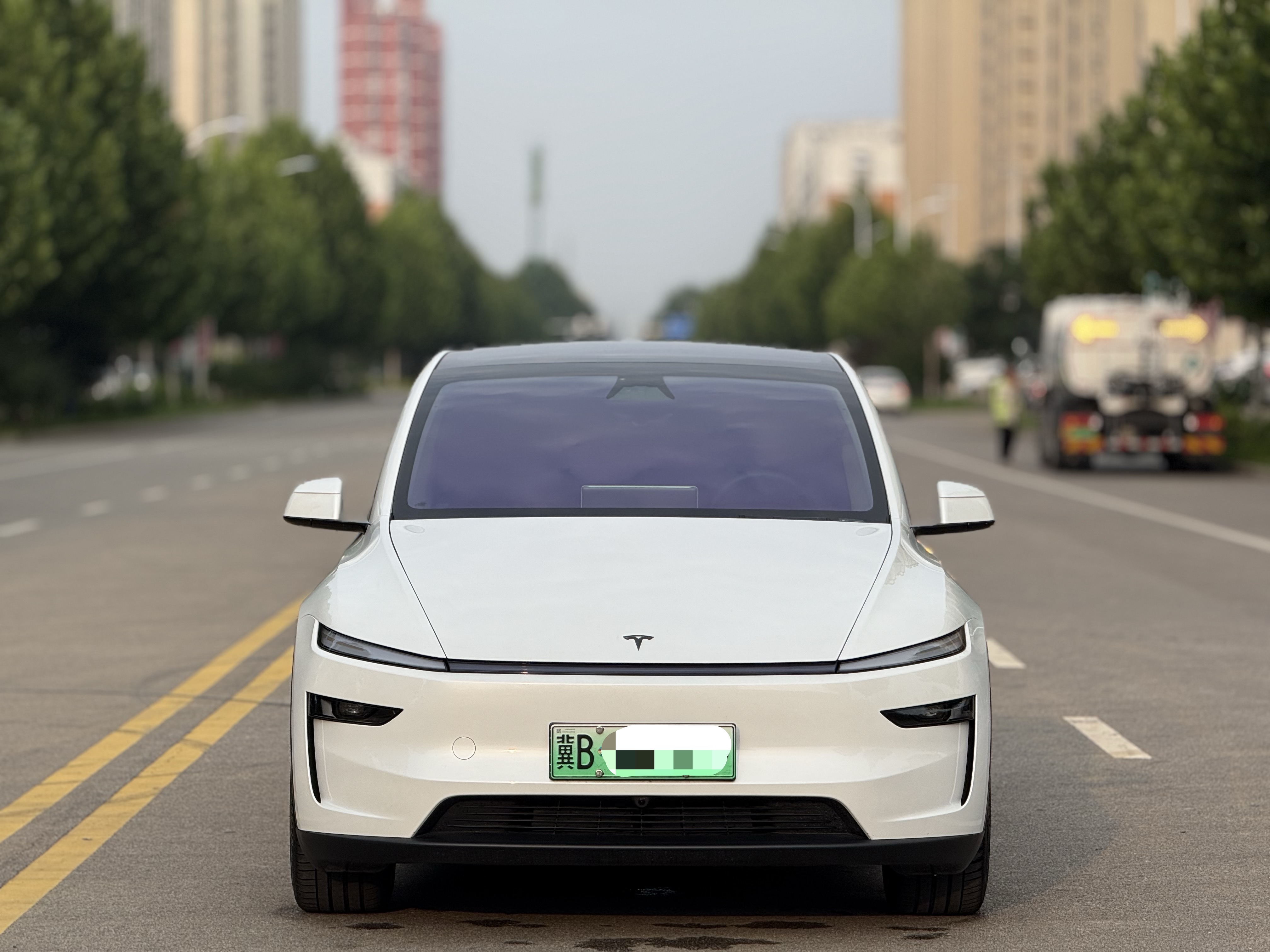 Tesla Model Y 2025 #4 Tesla Model Y 2025 car image #4