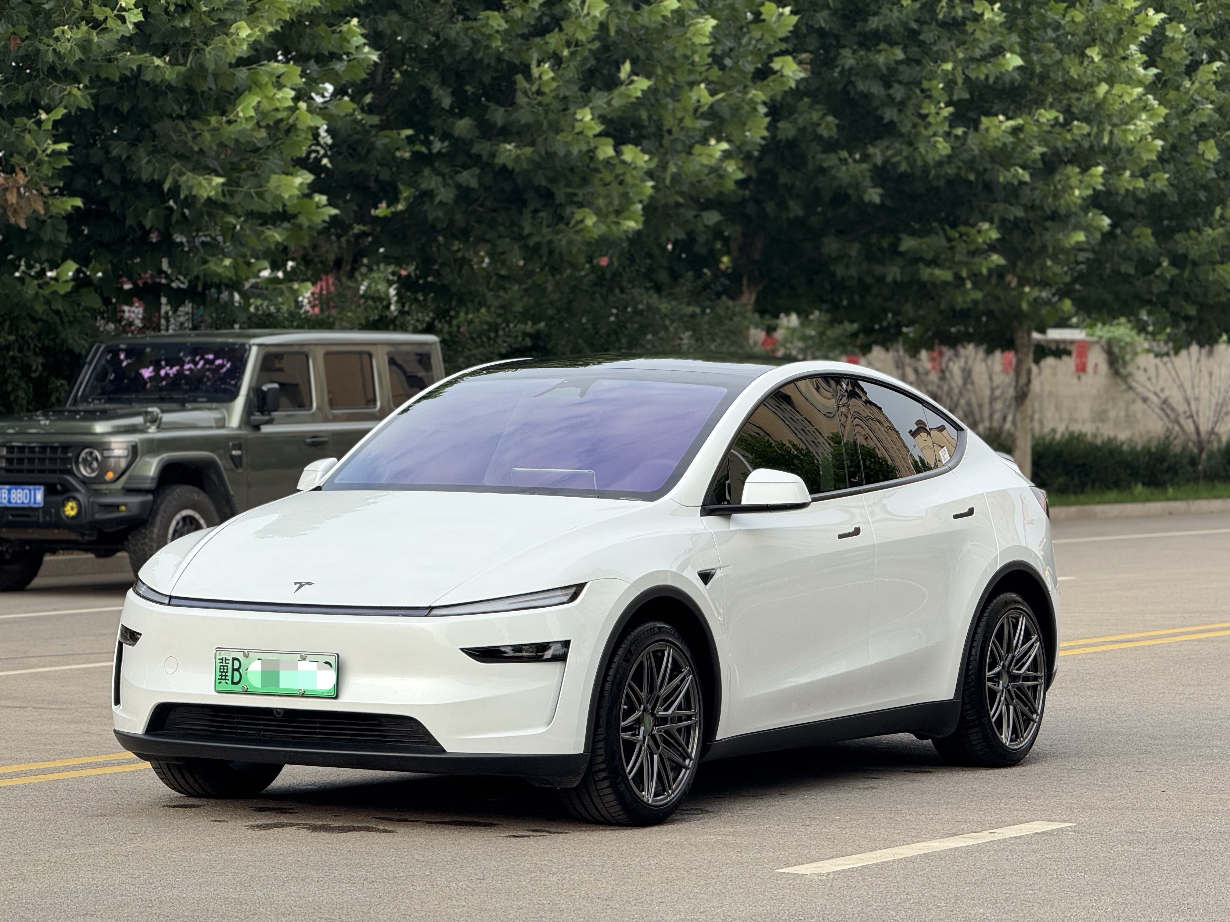 Tesla Model Y 2025 #2 Tesla Model Y 2025 car image #2