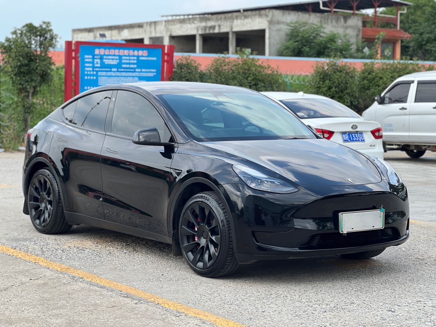 Tesla Model Y 2023 #5 Tesla Model Y 2023 car image #5