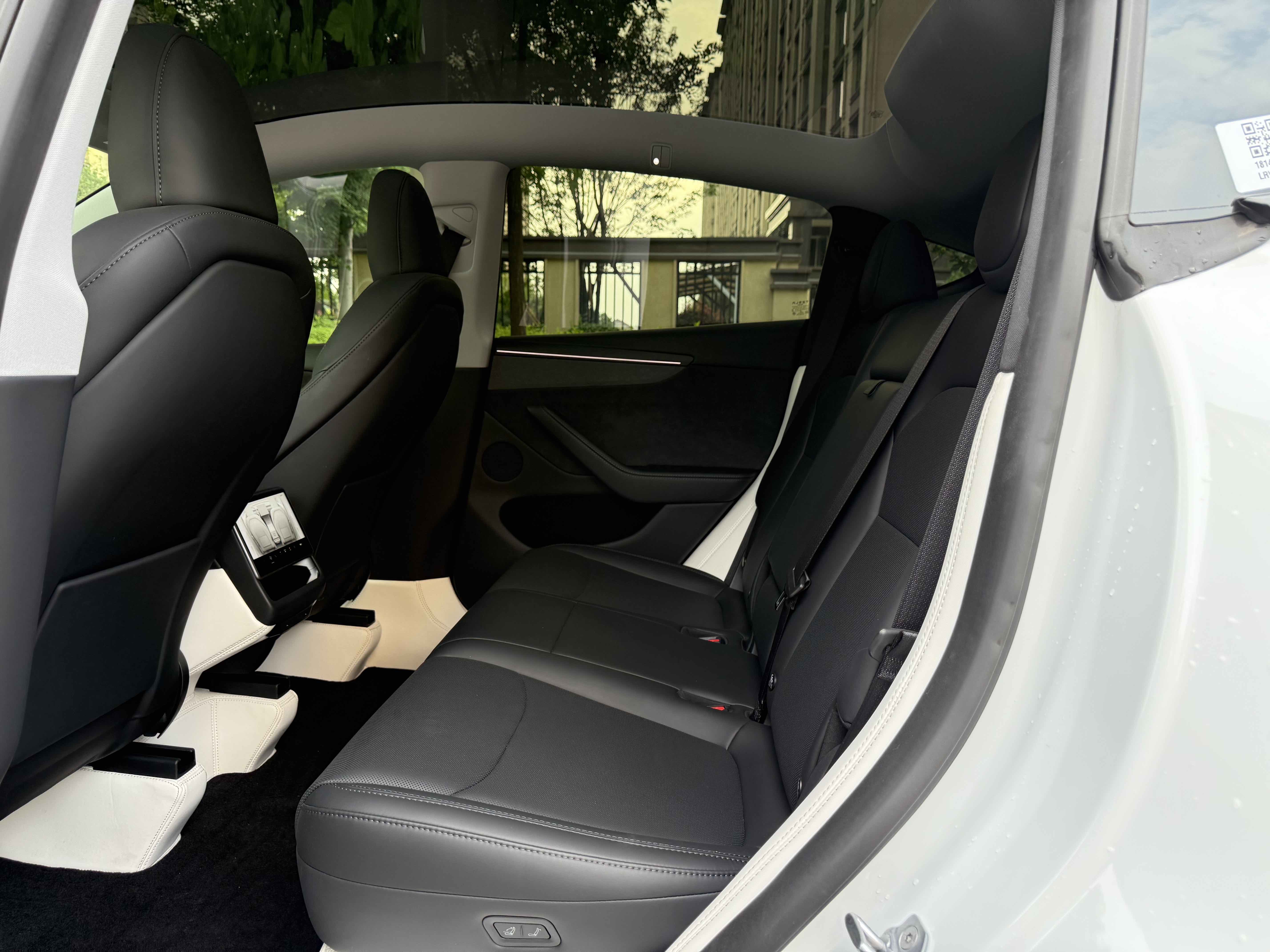 Tesla Model Y 2025 #8 Tesla Model Y 2025 car image #8