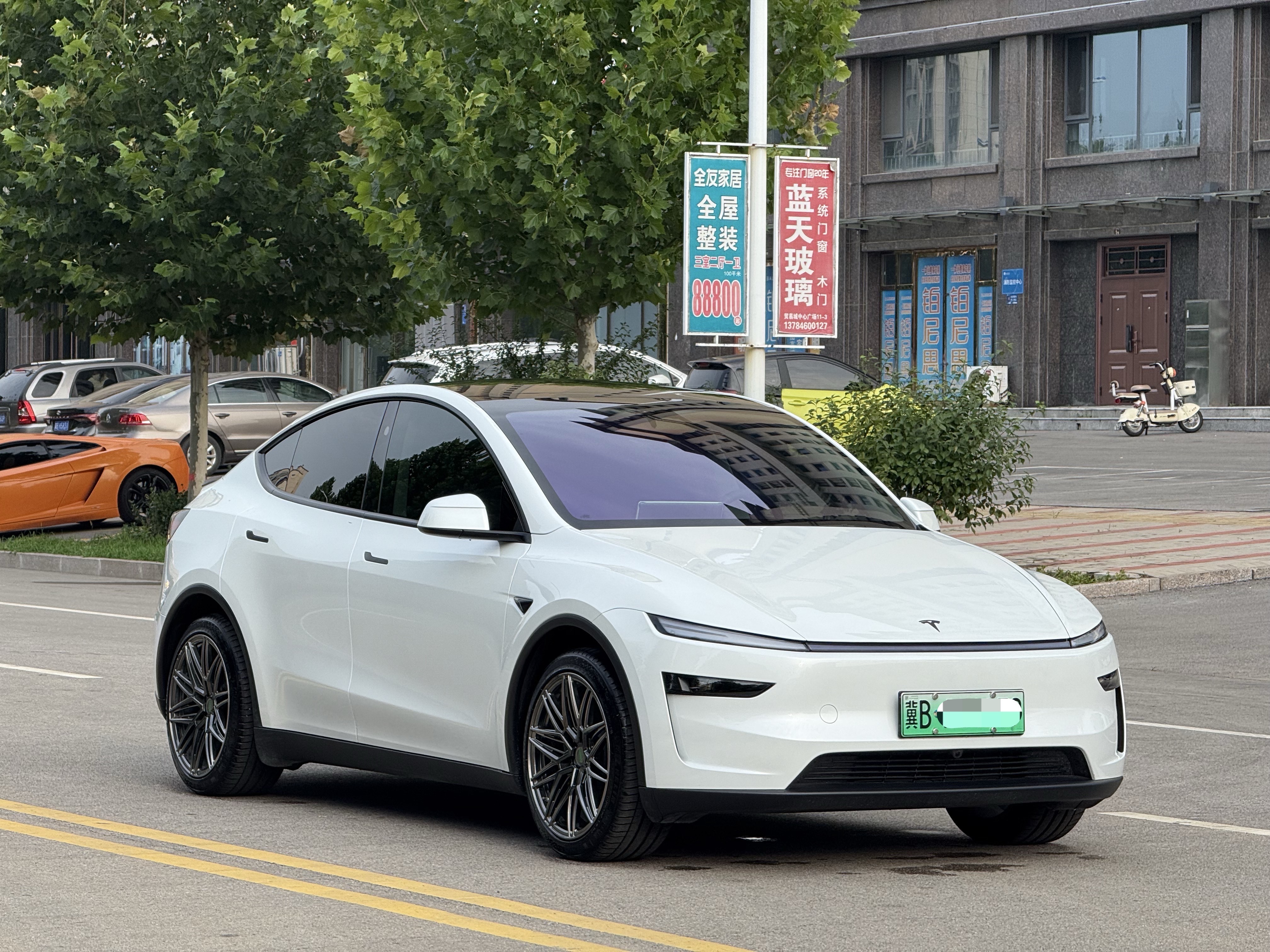 Tesla Model Y 2025 #5 Tesla Model Y 2025 car image #5