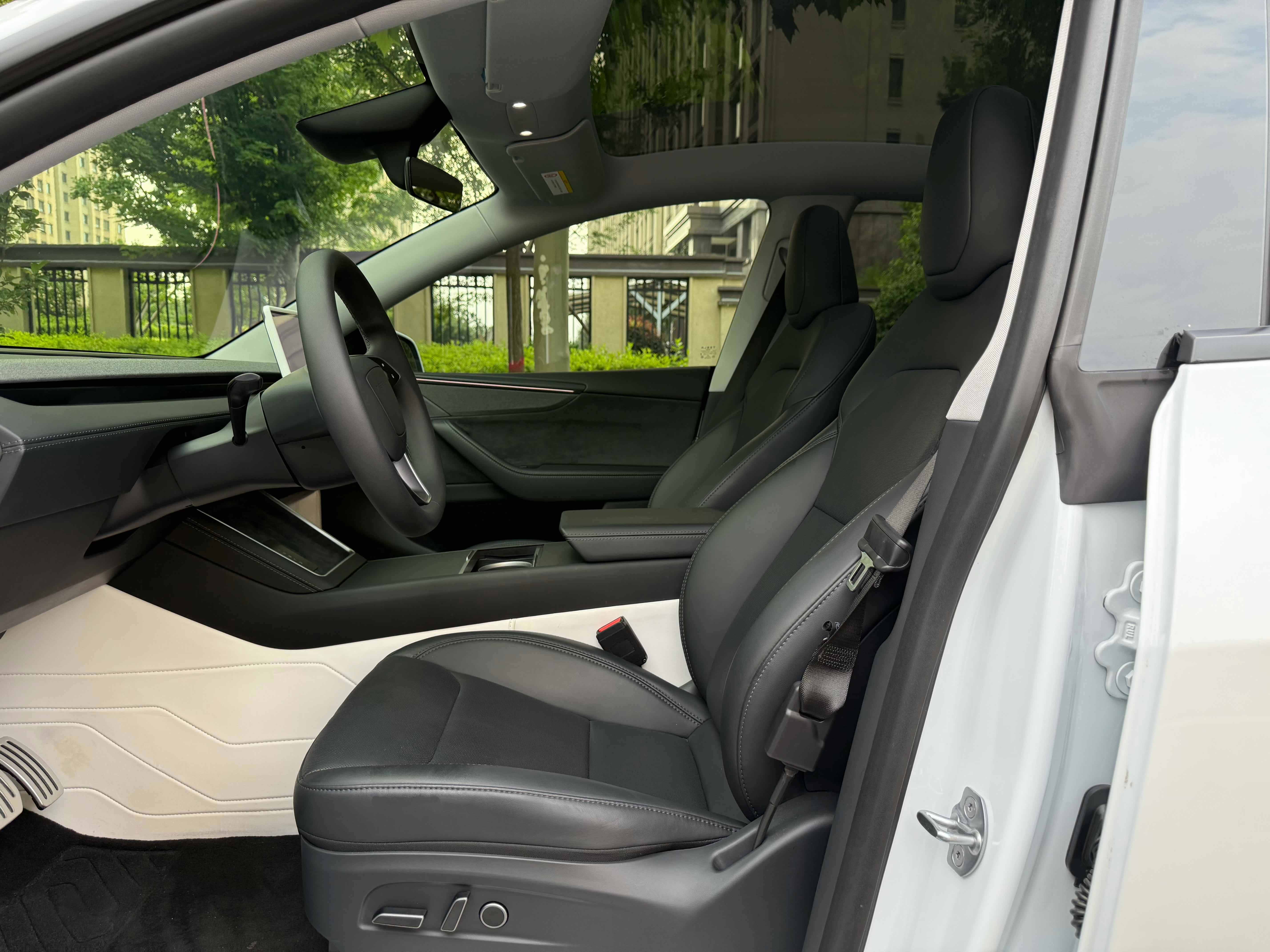 Tesla Model Y 2025 #6 Tesla Model Y 2025 car image #6