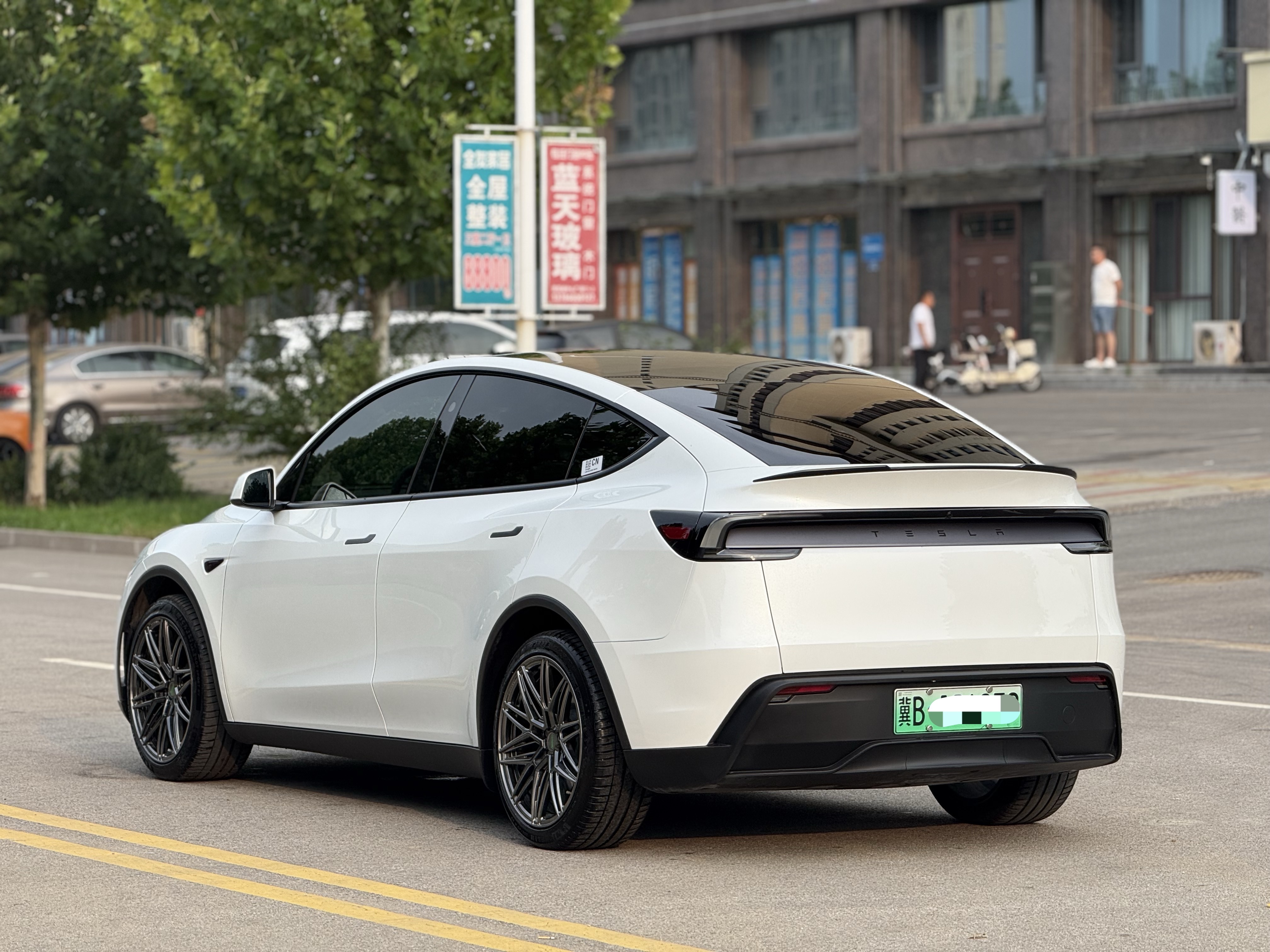 Tesla Model Y 2025 #11 Tesla Model Y 2025 car image #11