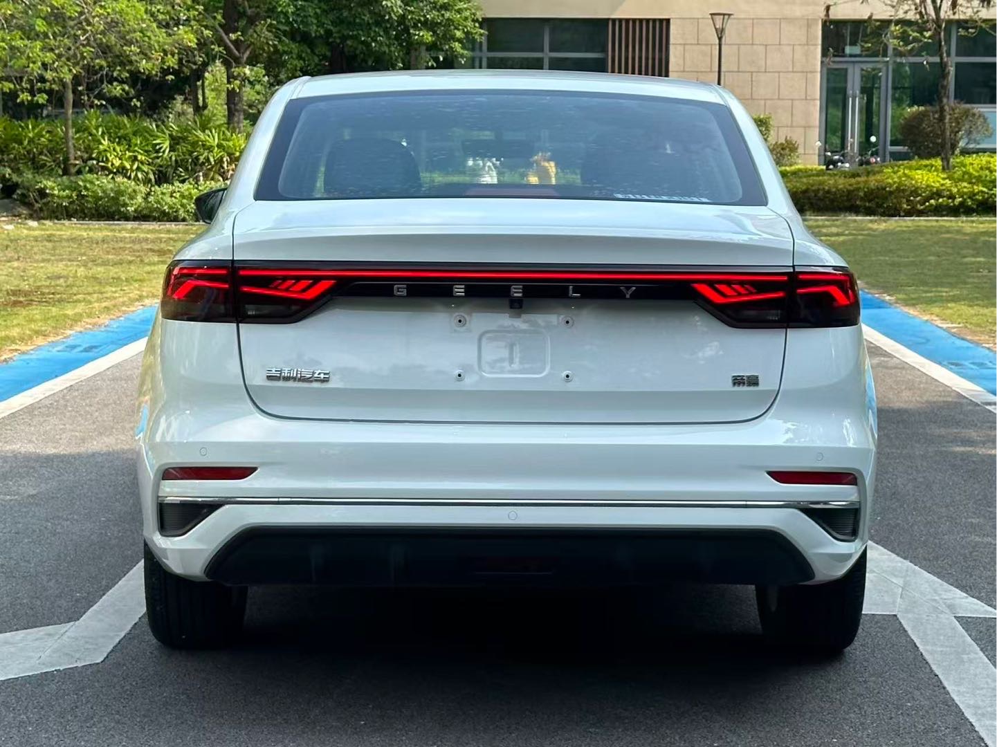 GEELY Emgrand 2021 car image #11