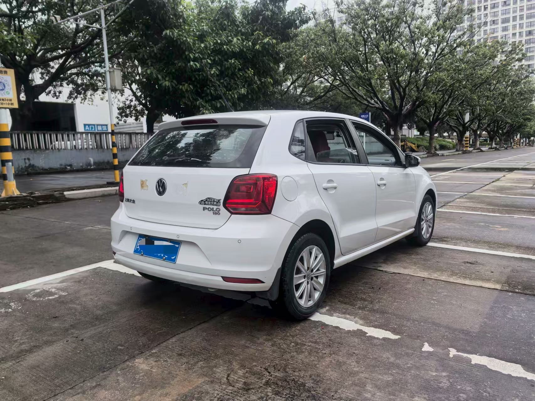 Volkswagen Polo 2015 car image #9