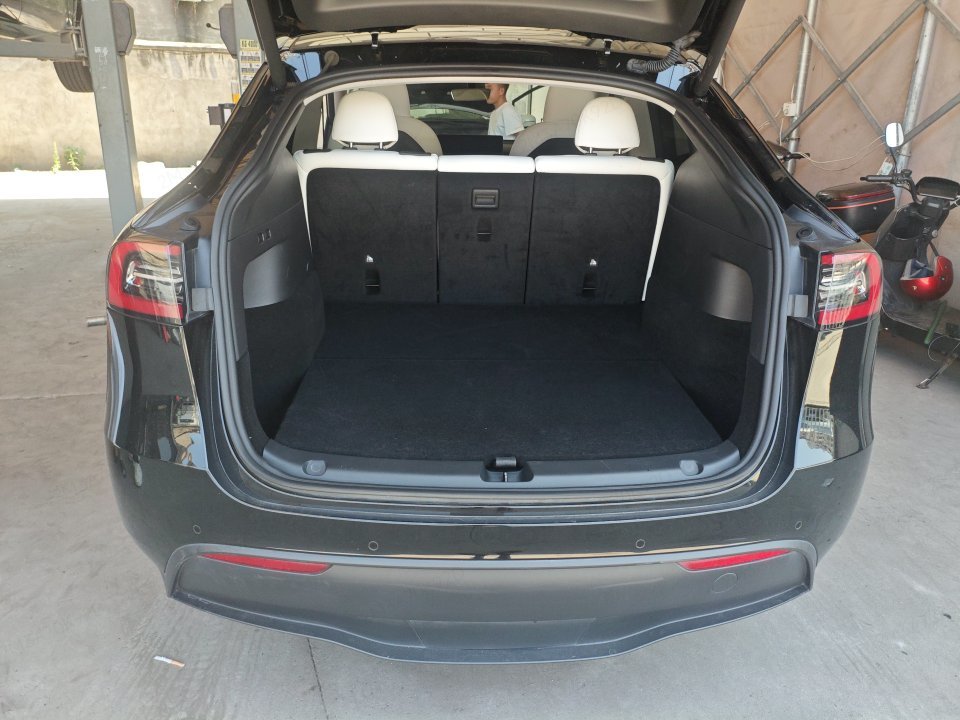 Tesla Model Y 2023 immagine di auto #13