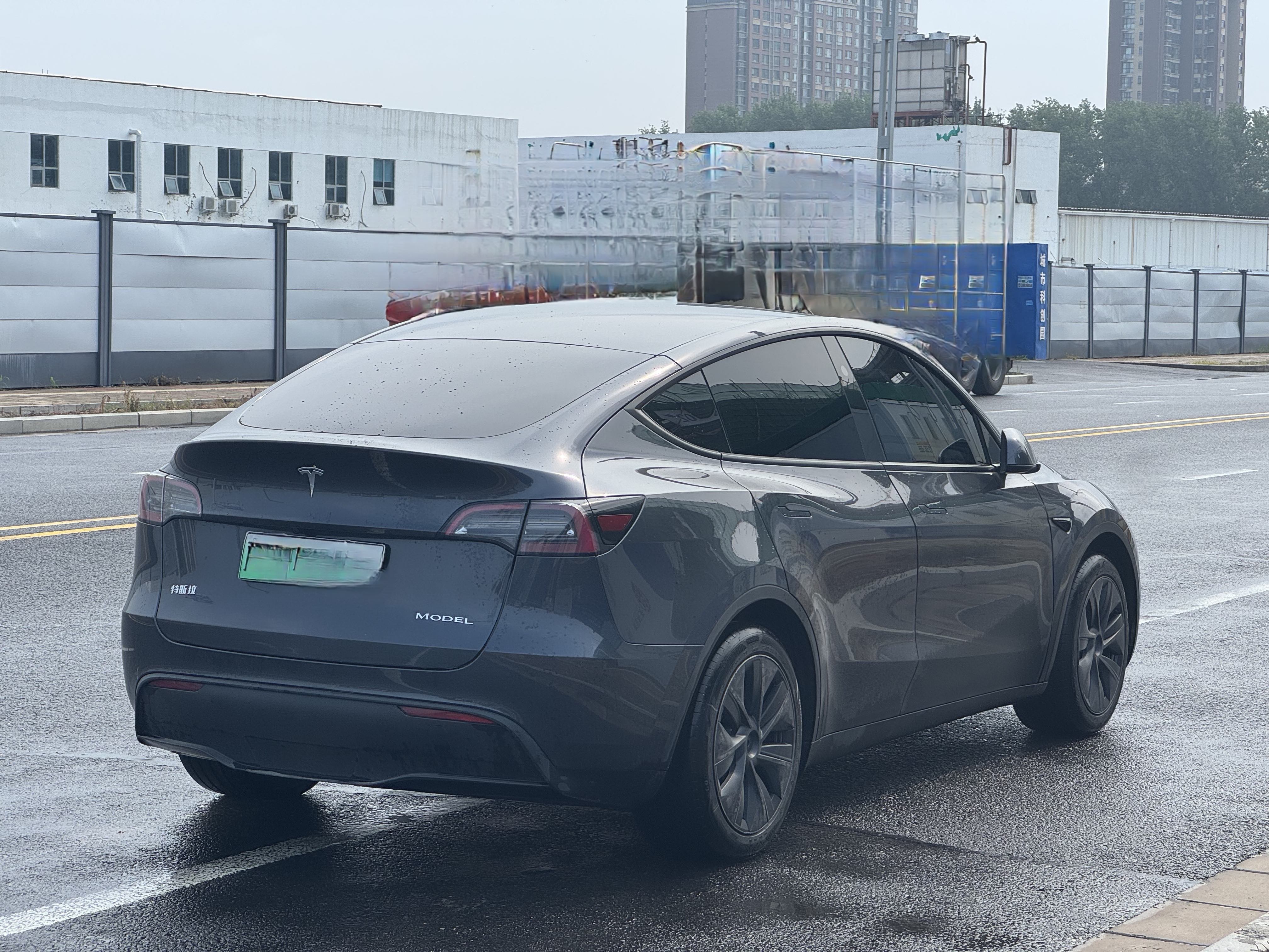 Tesla Model Y 2024 car image #13