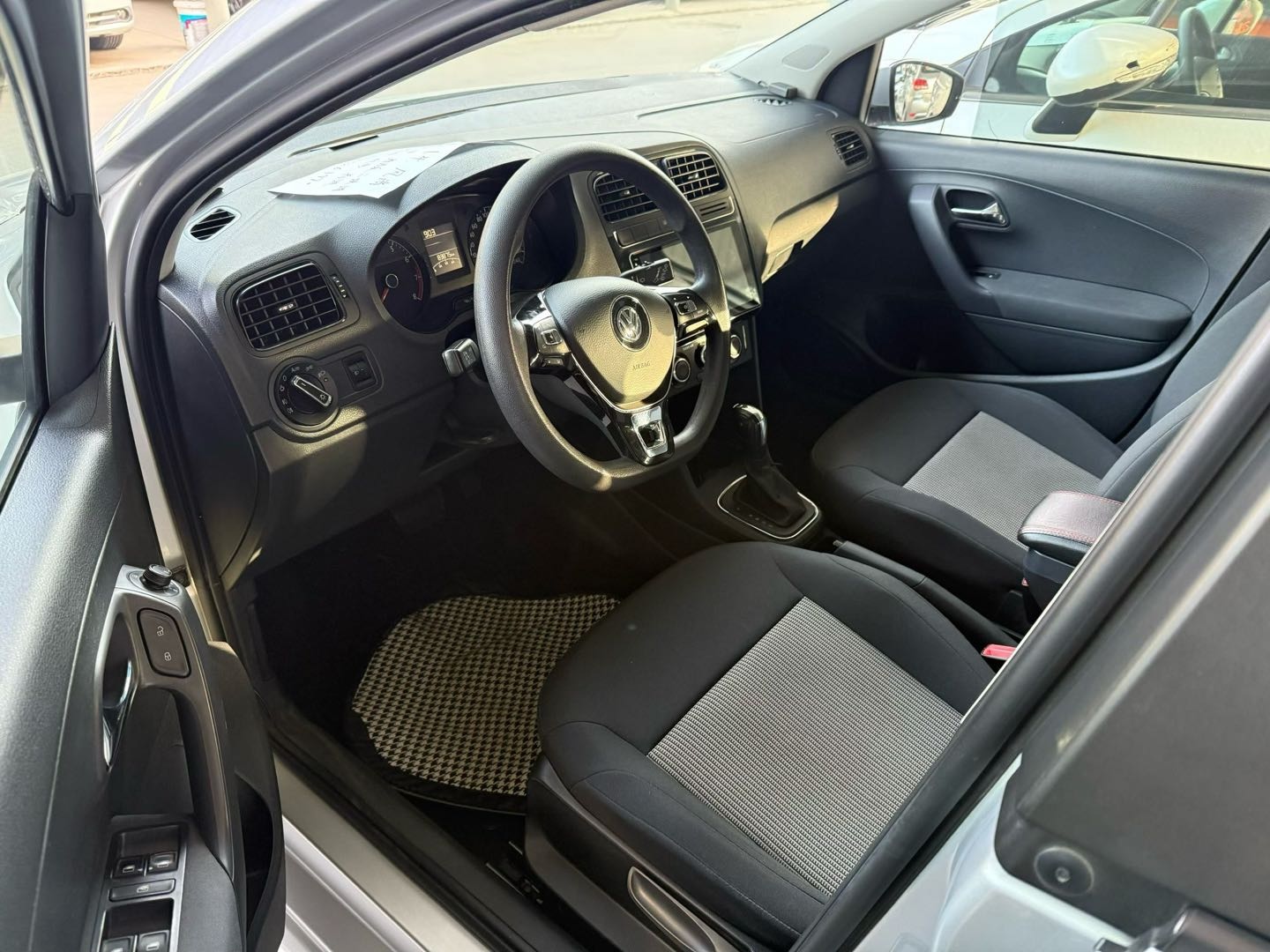 Volkswagen Polo 2017 car image #7