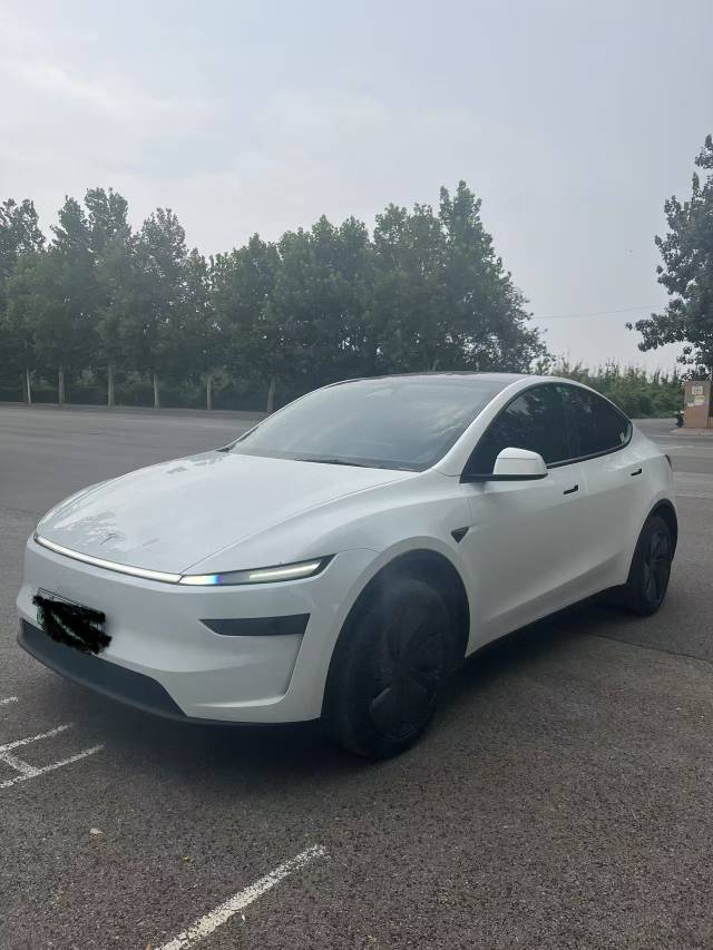 Tesla Model Y 2025 #2 Tesla Model Y 2025 car image #2