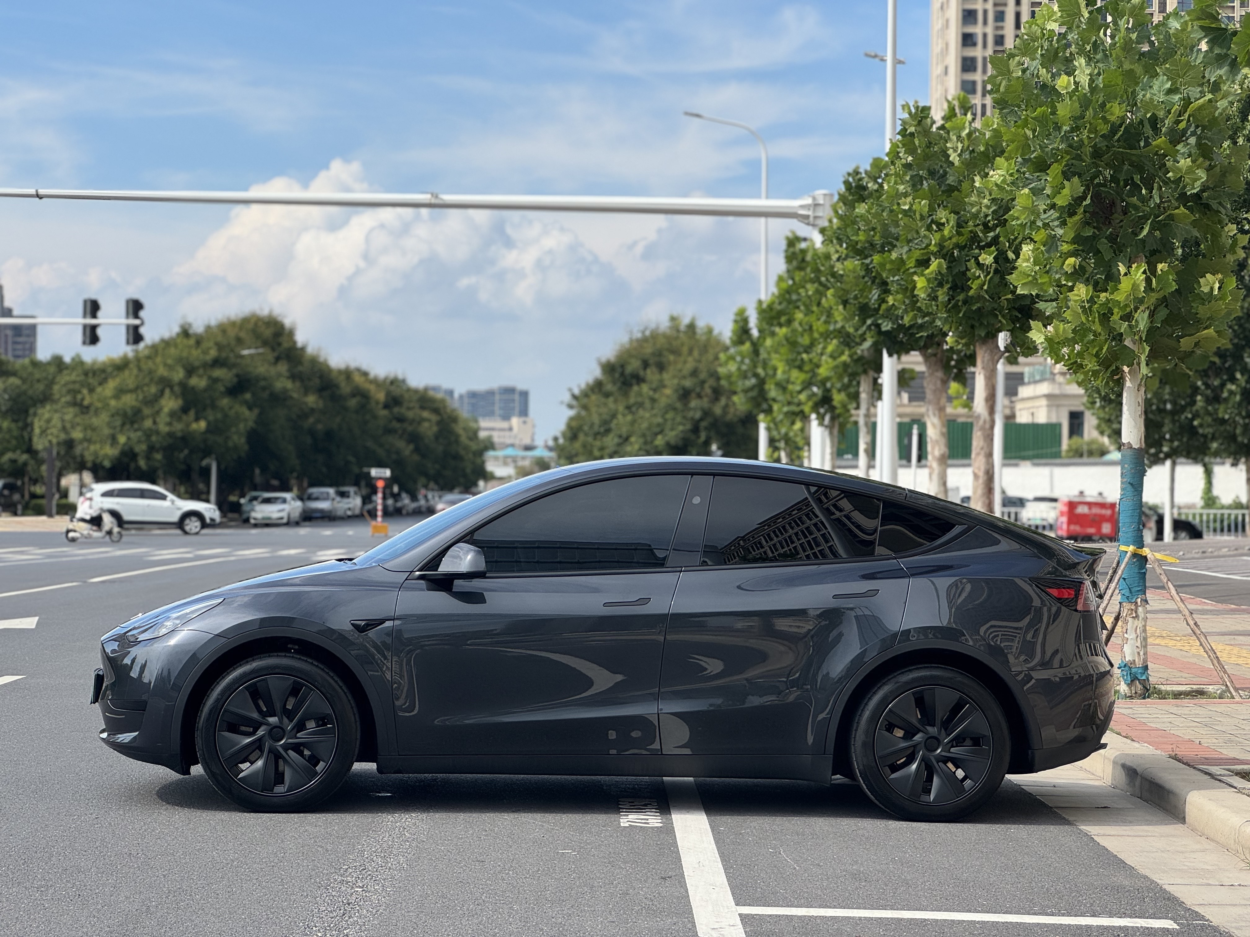 Tesla Model Y 2024 #5 Tesla Model Y 2024 car image #5