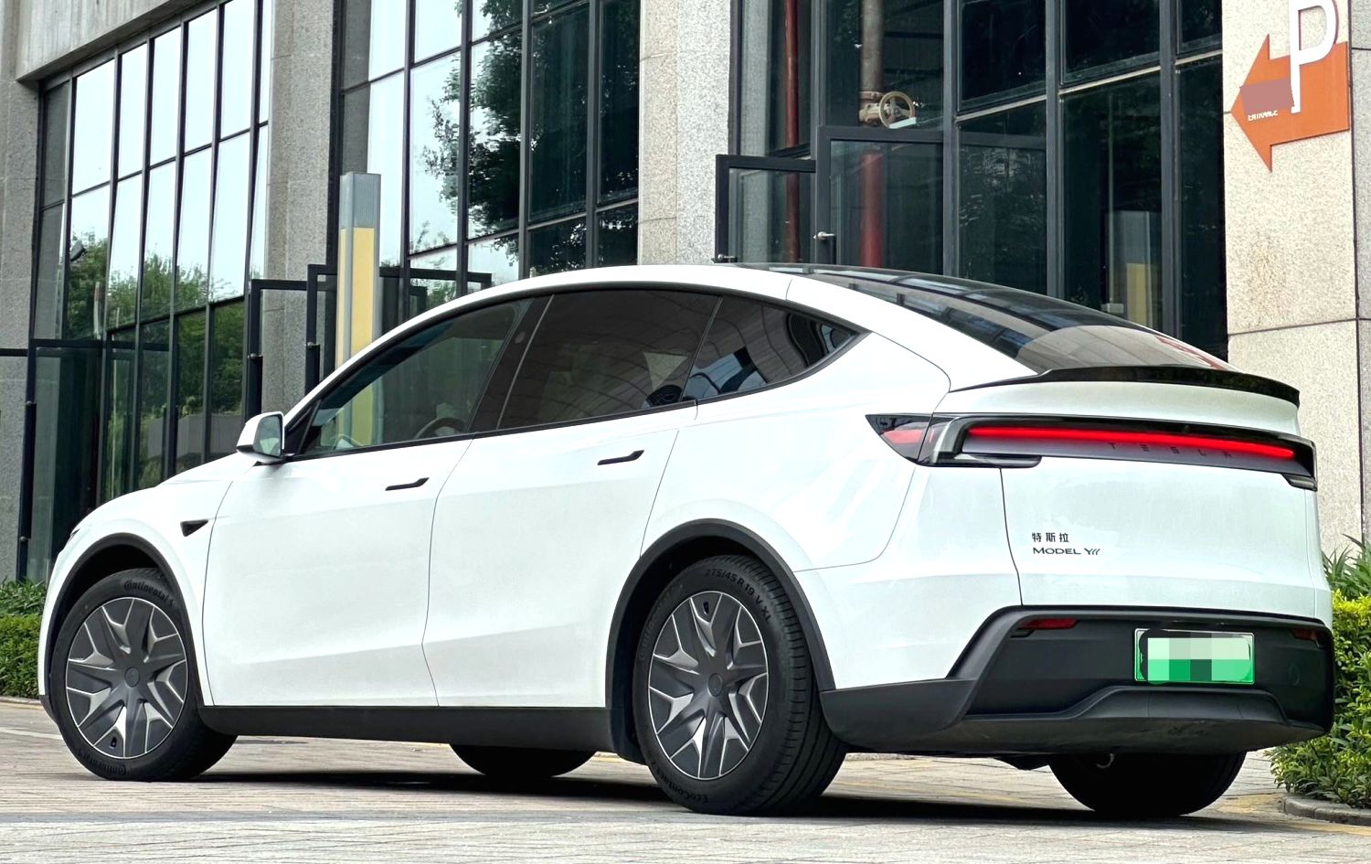 Tesla Model Y L 2025 car image #5