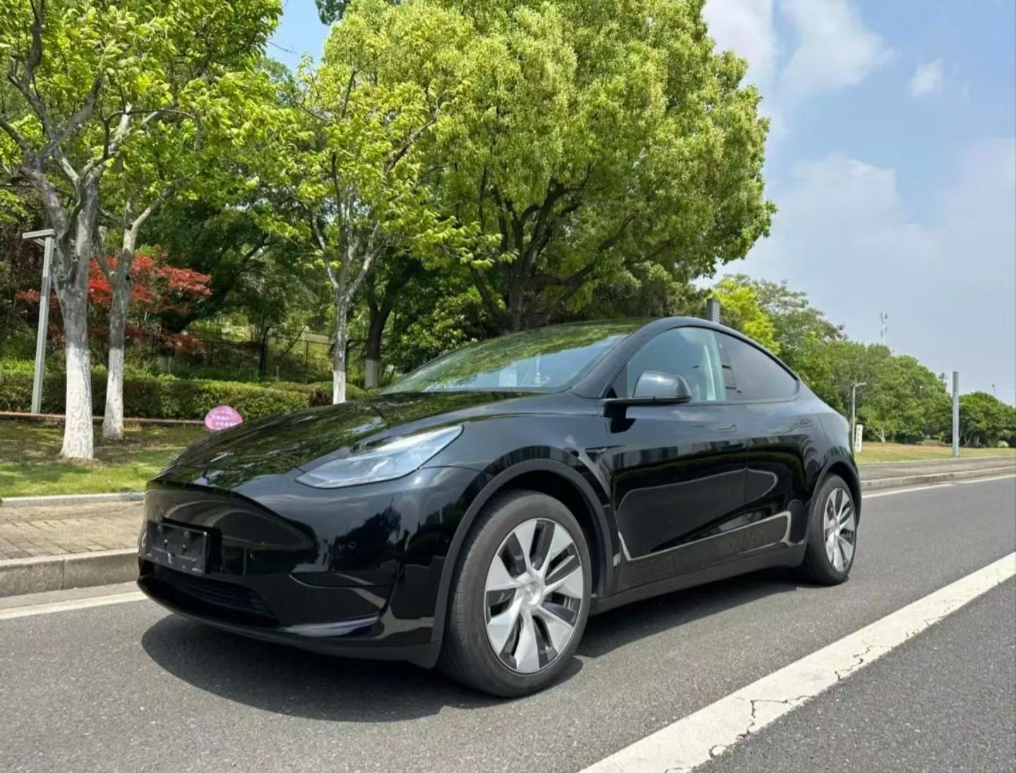 Tesla Model Y 2022 #2 Tesla Model Y 2022 car image #2