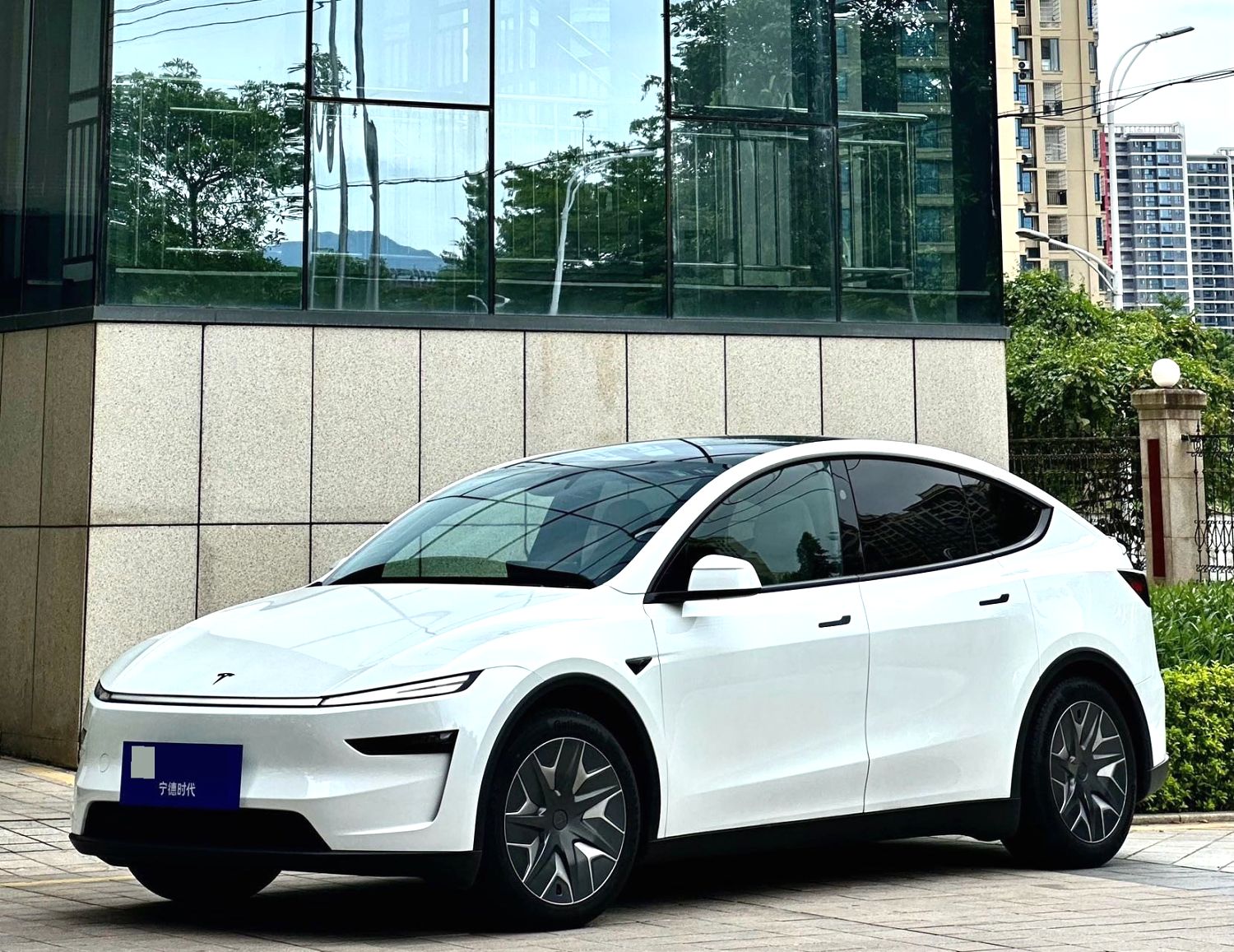 Tesla Model Y L 2025 car image #2