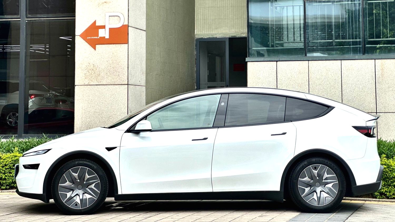 Tesla Model Y L 2025 car image #7