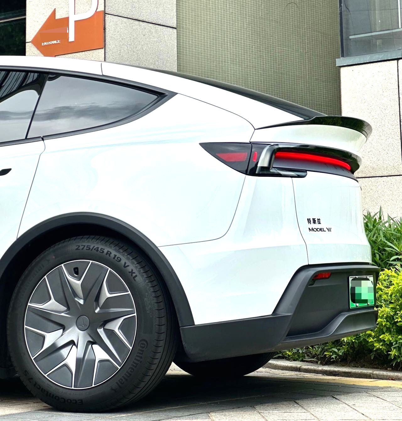 Tesla Model Y L 2025 car image #4