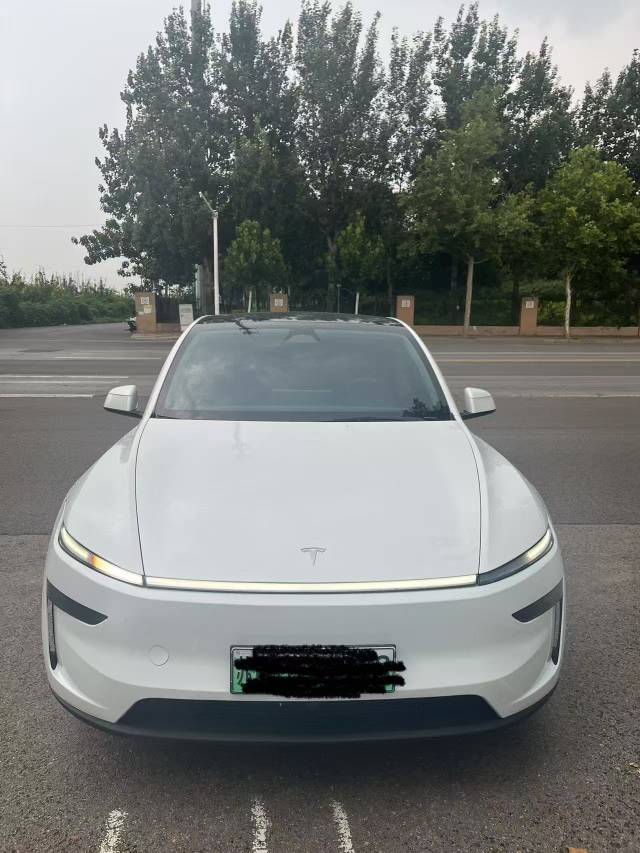 Tesla Model Y 2025 #5 Tesla Model Y 2025 car image #5