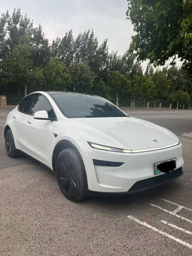 Tesla Model Y 2025 #4 Tesla Model Y 2025 car image #4
