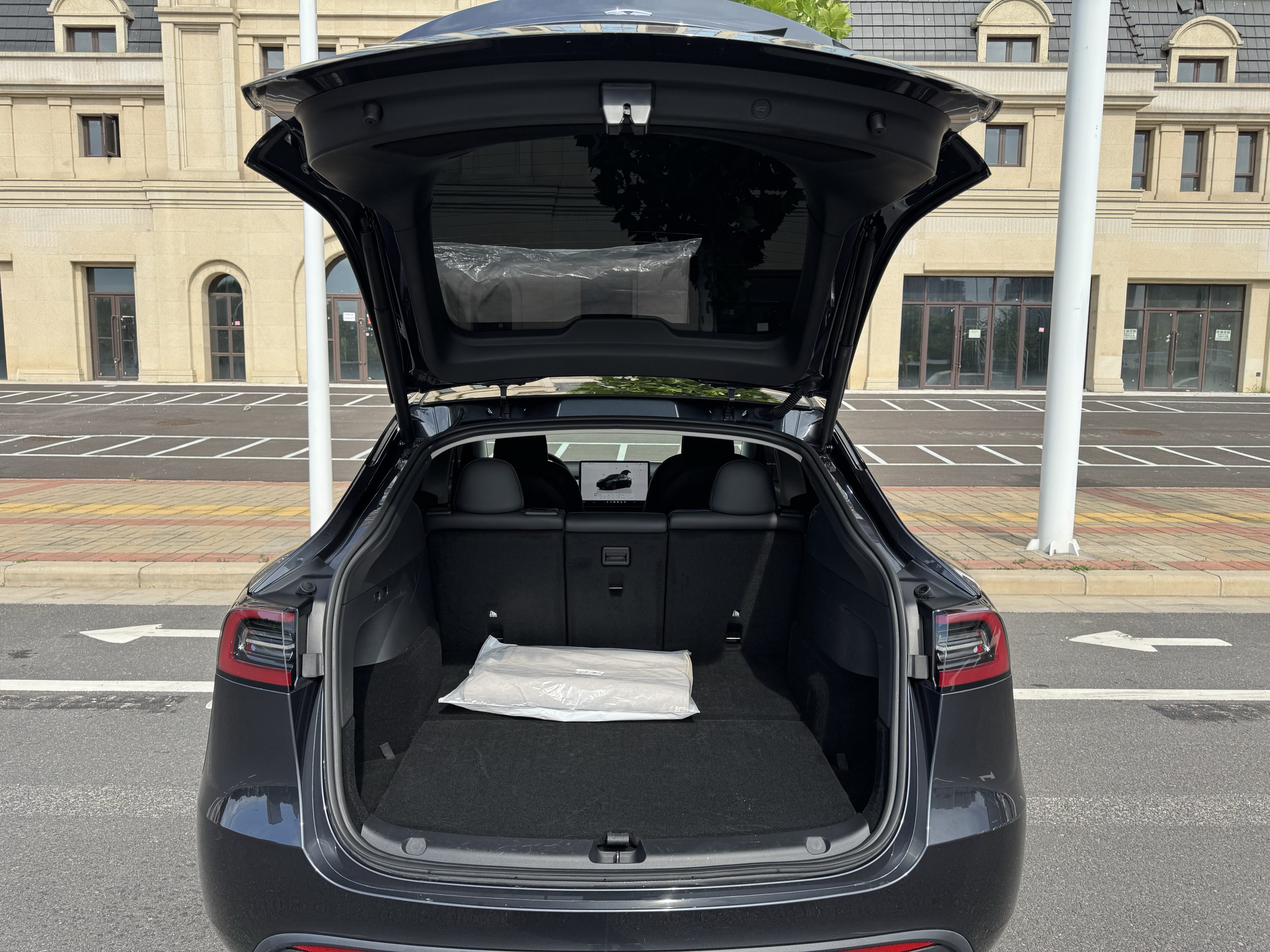 Tesla Model Y 2024 #13 Tesla Model Y 2024 car image #13