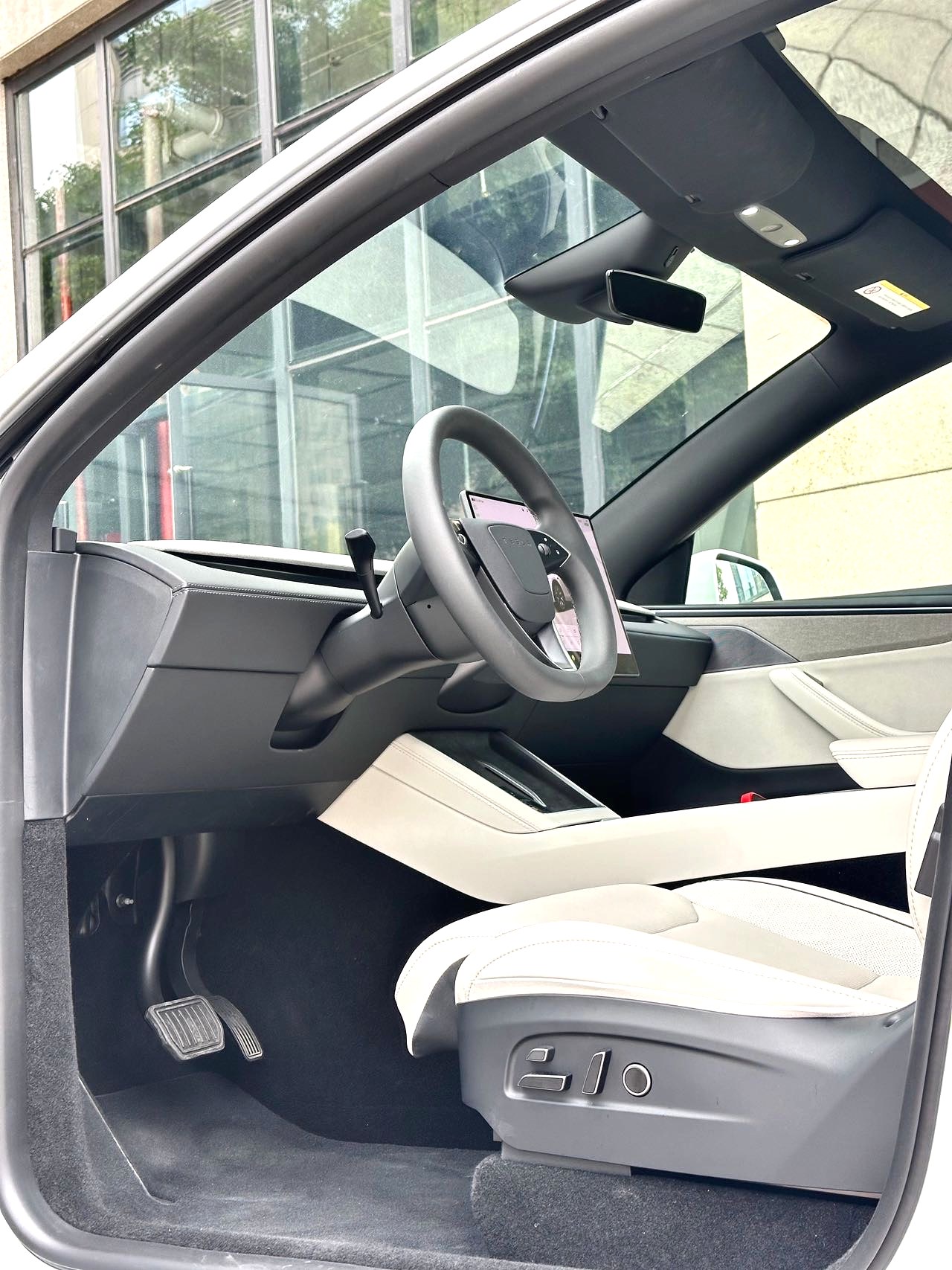 Tesla Model Y L 2025 car image #8