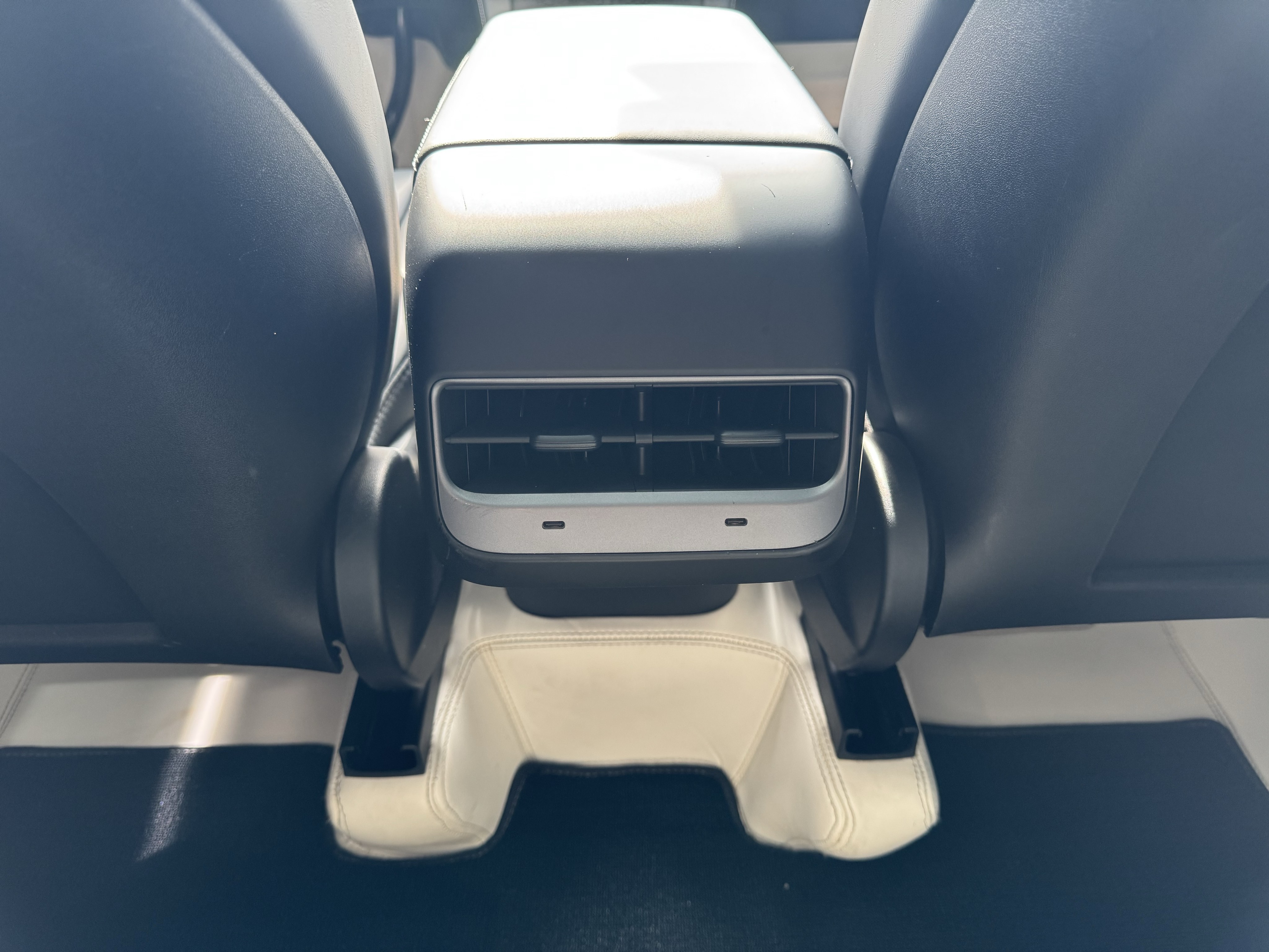 Tesla Model Y 2024 #9 Tesla Model Y 2024 car image #9