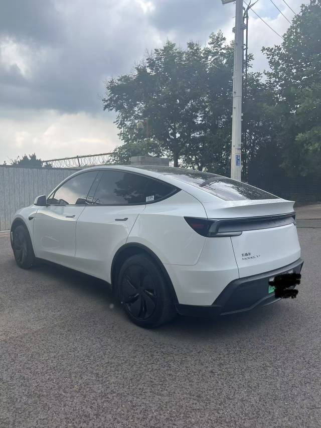Tesla Model Y 2025 #7 Tesla Model Y 2025 car image #7
