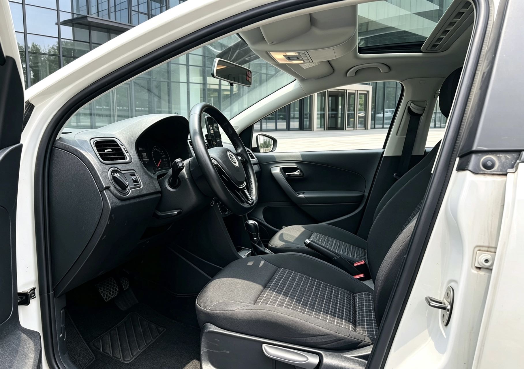 Volkswagen Polo 2016 car image #6