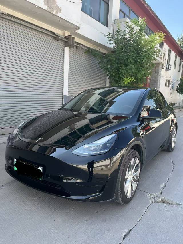 Tesla Model Y 2023 car image #2