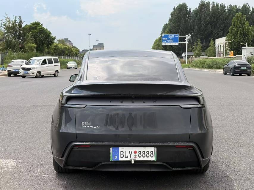 Tesla Model Y 2025 #11 Tesla Model Y 2025 car image #11