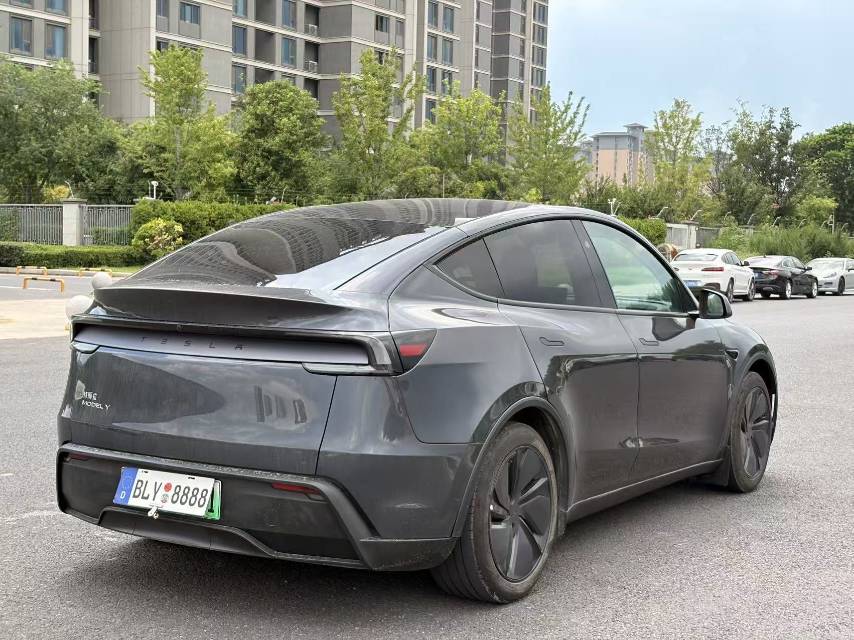Tesla Model Y 2025 #10 Tesla Model Y 2025 car image #10