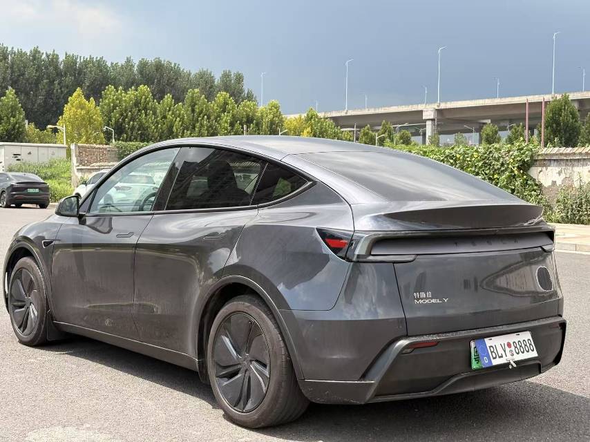 Tesla Model Y 2025 #9 Tesla Model Y 2025 car image #9