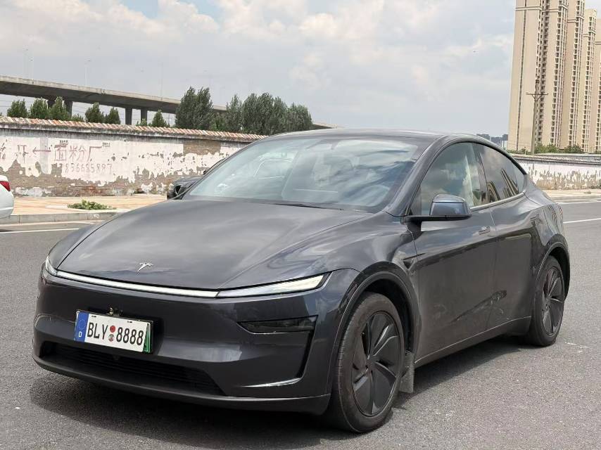 Tesla Model Y 2025 #2 Tesla Model Y 2025 car image #2