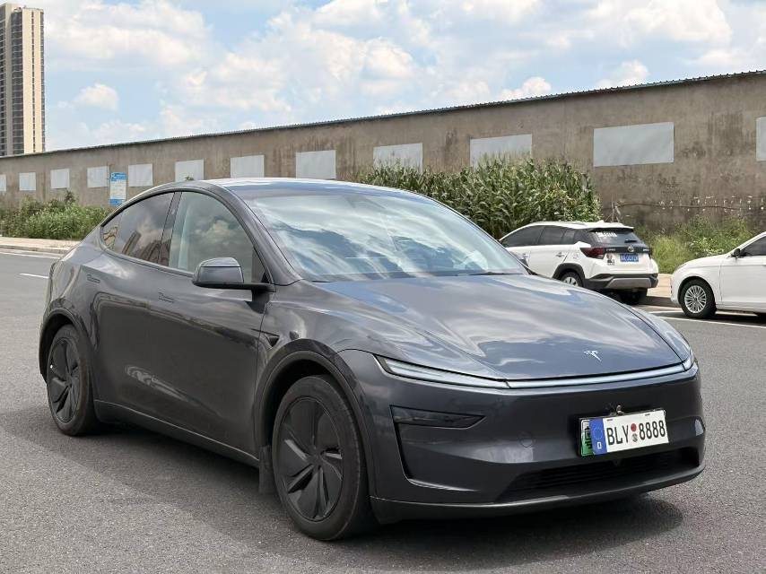 Tesla Model Y 2025 #5 Tesla Model Y 2025 car image #5