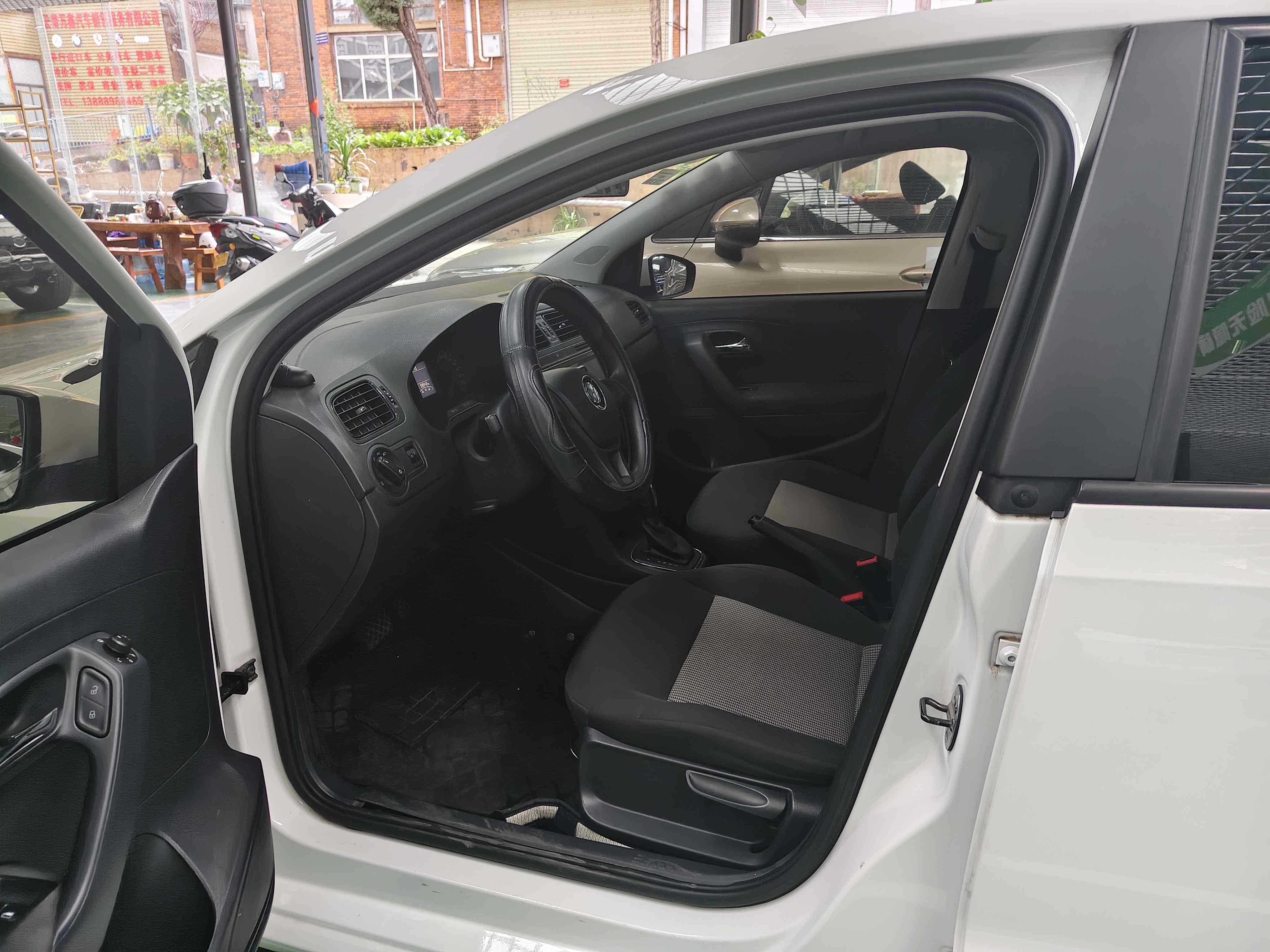 Volkswagen Polo 2018 car image #9