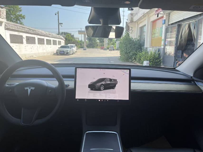 Tesla Model Y 2023 car image #11