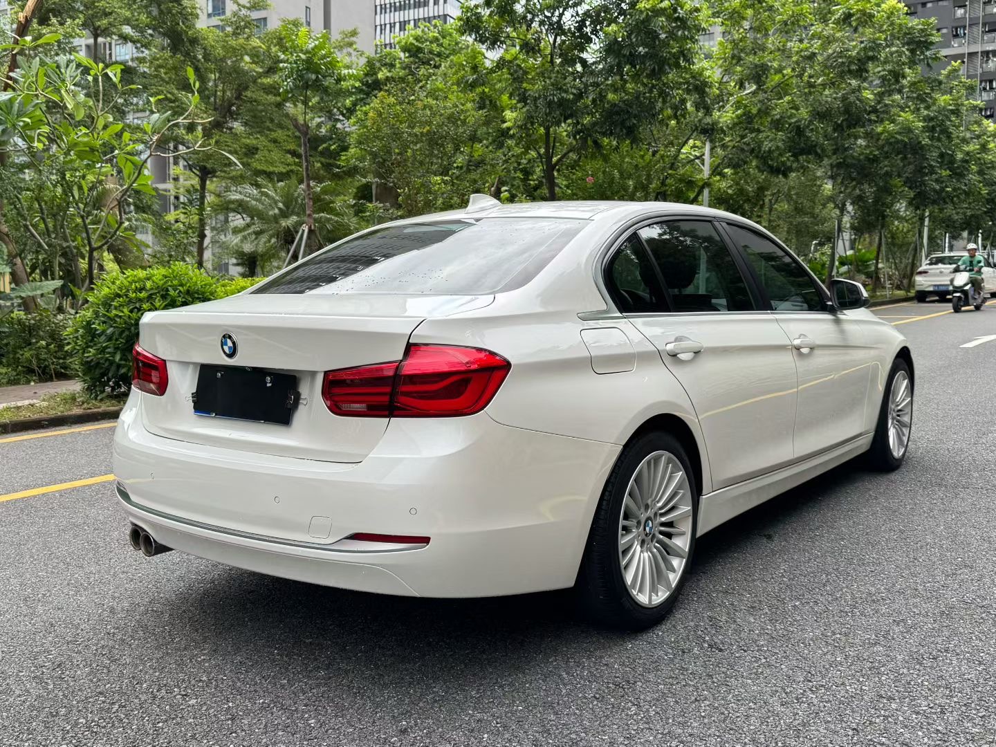 BMW 3 Series 2018 car image #10