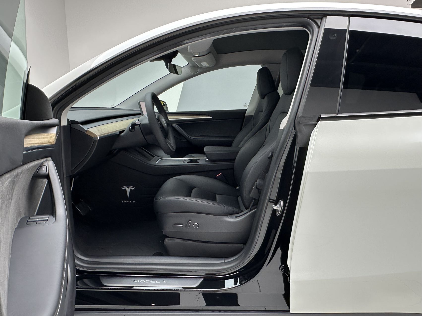Tesla Model Y 2023 #9 Tesla Model Y 2023 car image #9
