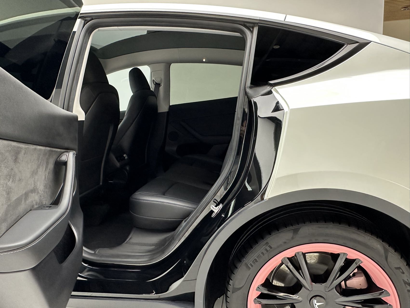 Tesla Model Y 2023 #10 Tesla Model Y 2023 car image #10