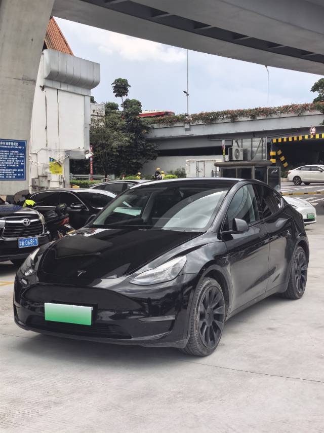 Tesla Model Y 2022 car image #2