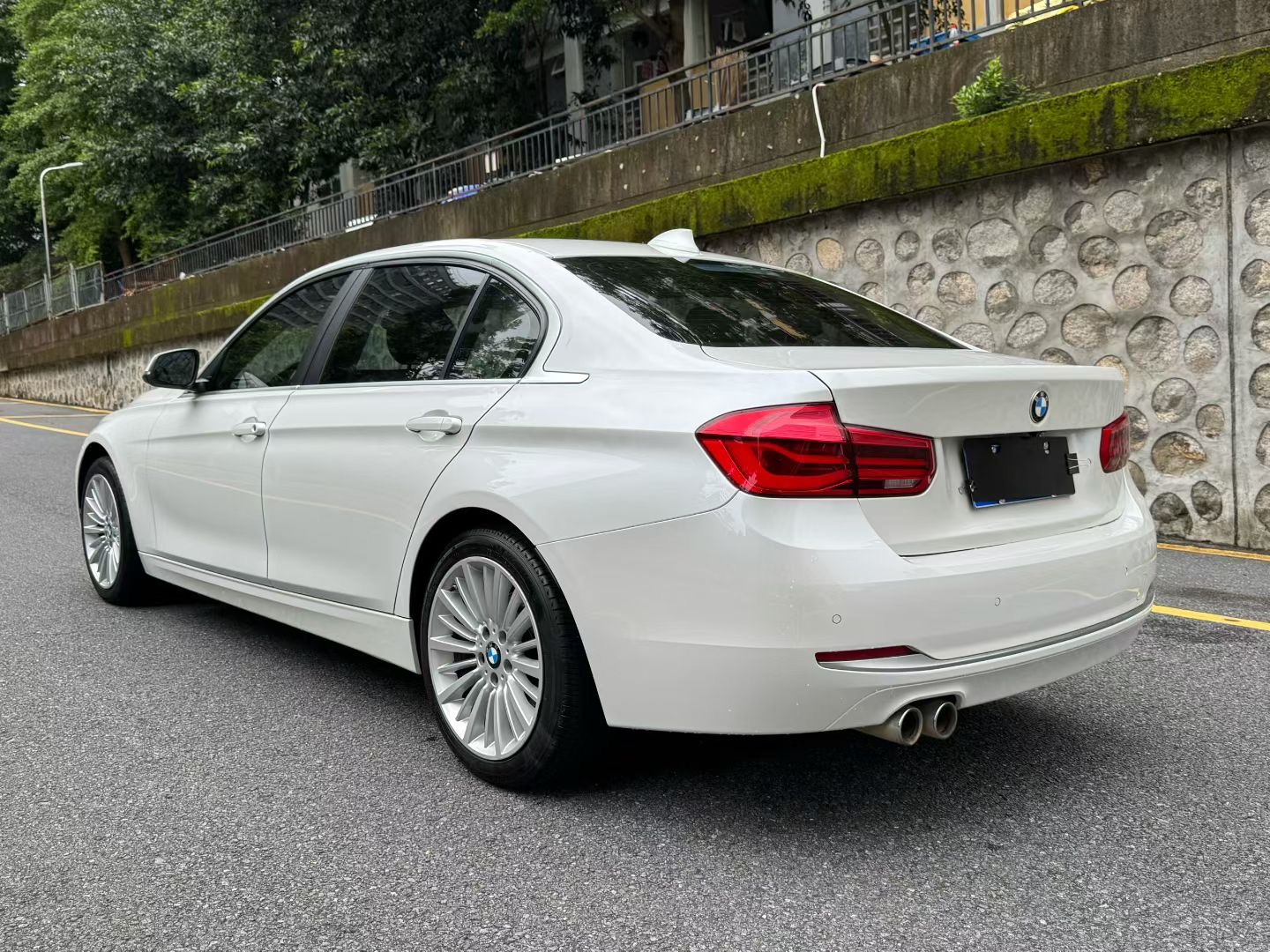BMW 3 Series 2018 car image #11