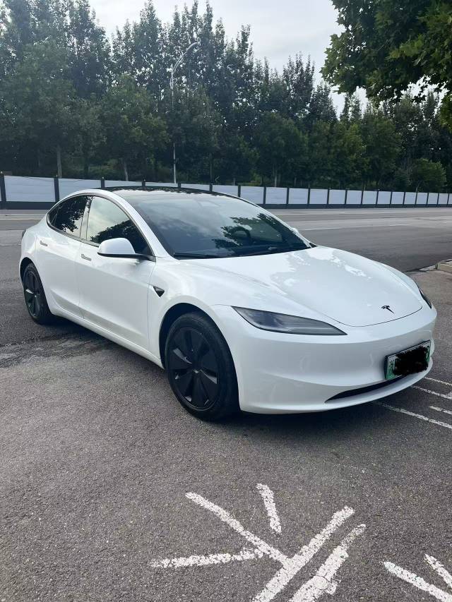 Tesla Model 3 2026 immagine di auto #4