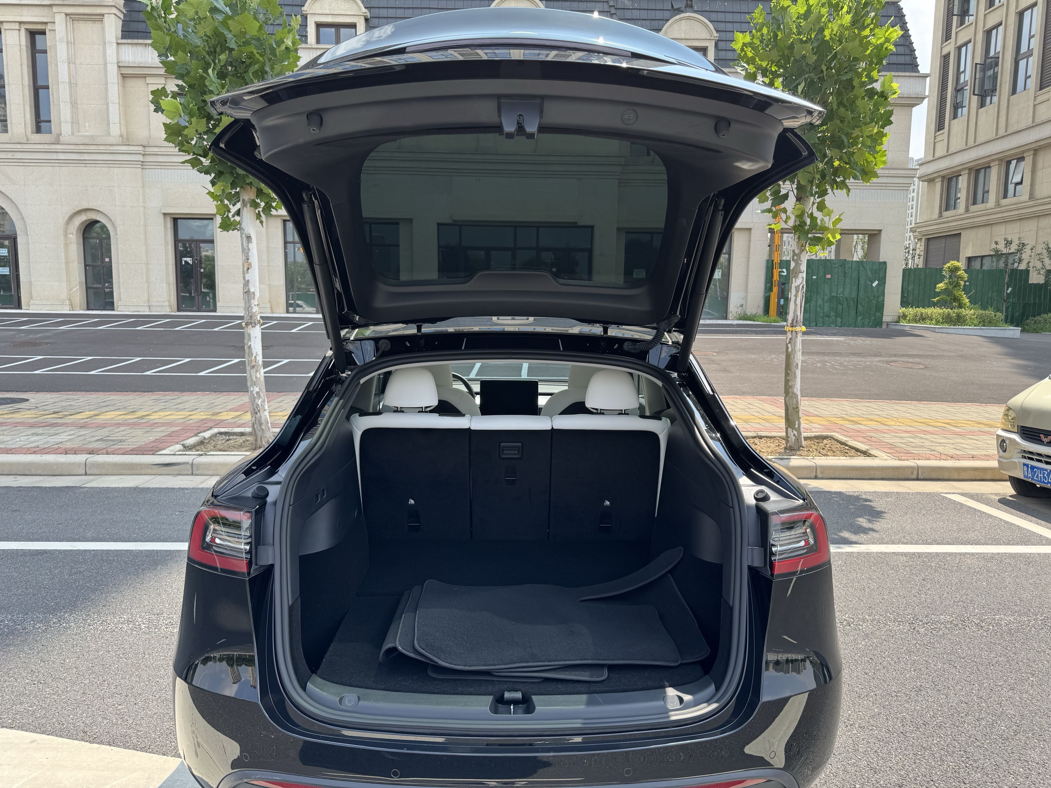 Tesla Model Y 2023 car image #14